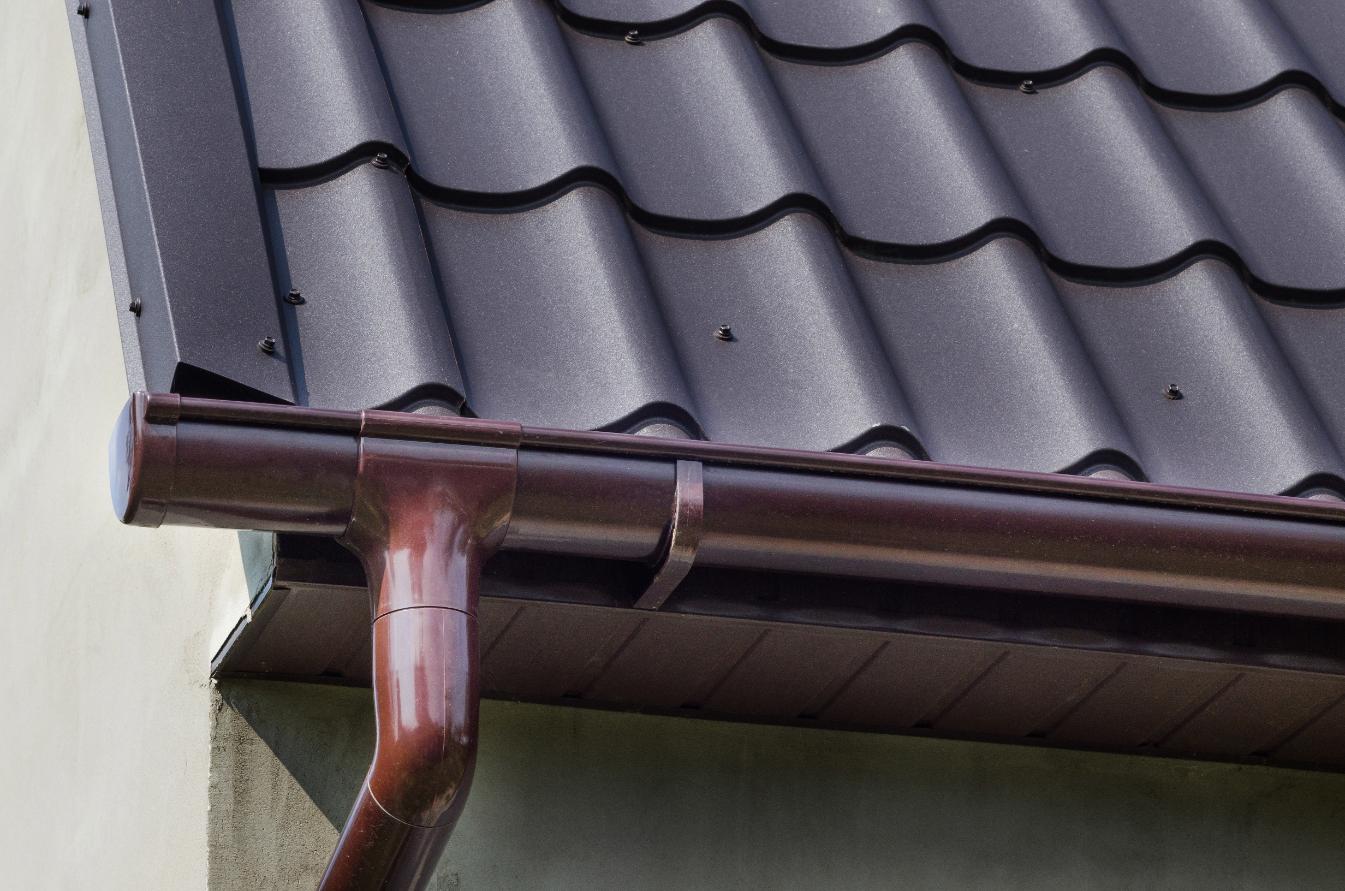 Gouttière en zinc installée sur une toiture pour l’évacuation des eaux pluviales