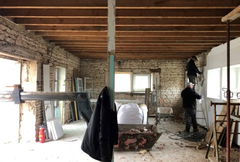 Maçon réalisant des travaux de maçonnerie sur un chantier de construction